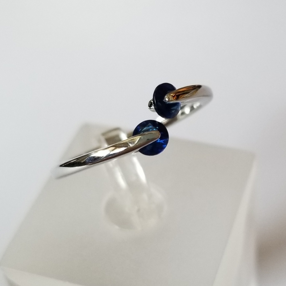 Delicate 18k Ring - Picture 2 of 7
